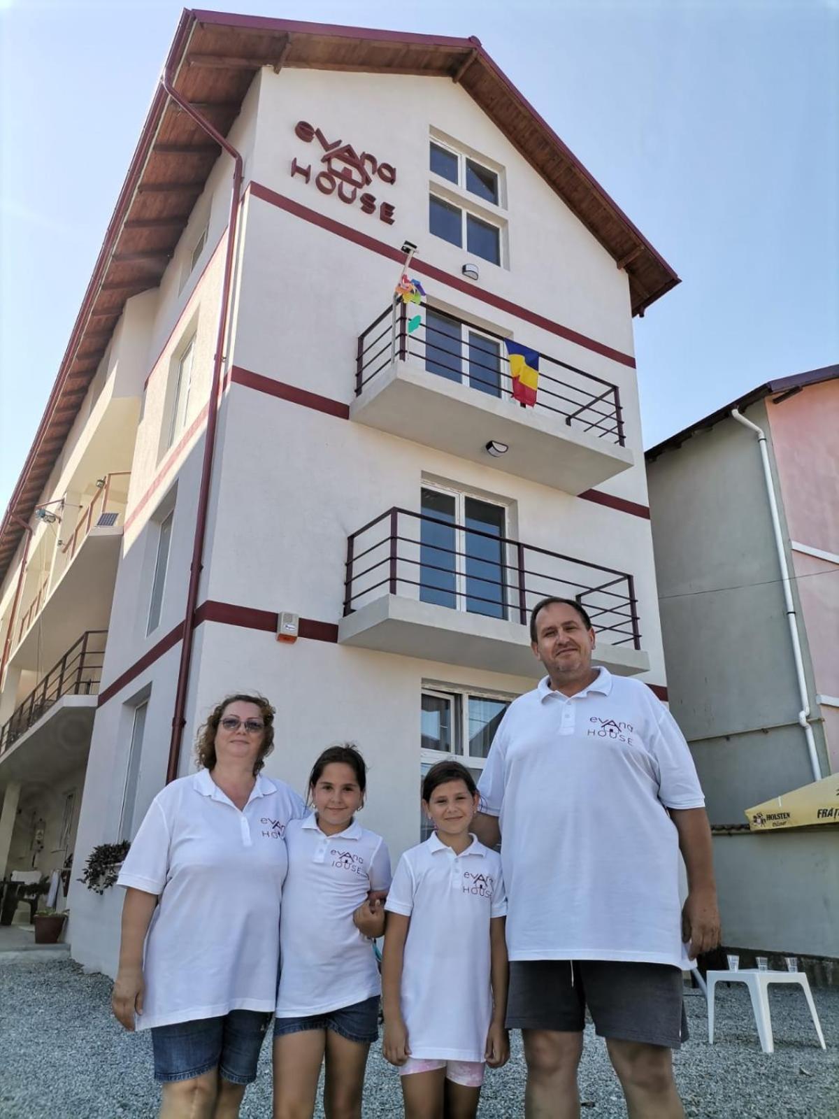 Evana House คอสติเนช ภายนอก รูปภาพ